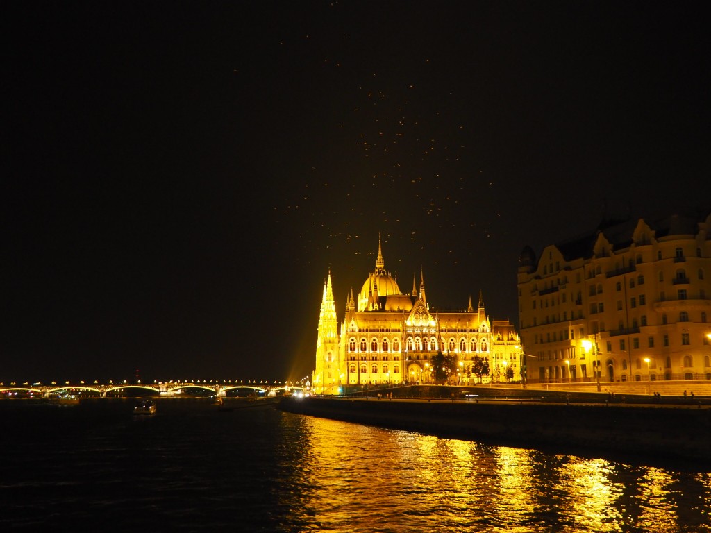 Le parlement, magnifique de nuit.