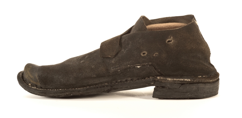 Parmi les artefacts du navire Machault, on trouve 232 paires de souliers comme celui-ci… jamais portés. Le cuir tanné se préservant mieux que les peaux non traitées, les archéologues retrouvent ainsi à l’occasion des chaussures entières sur les sites. Épave du Machault, Pointe-à-la-Croix, baie des Chaleurs, en Gaspésie. Parcs Canada (c) Luc Bouvrette