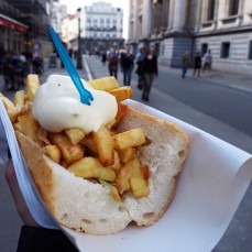 Une «mitraillette», sandwich contenant des frites (et de la sauce!). Photo: Marie-Julie Gagnon