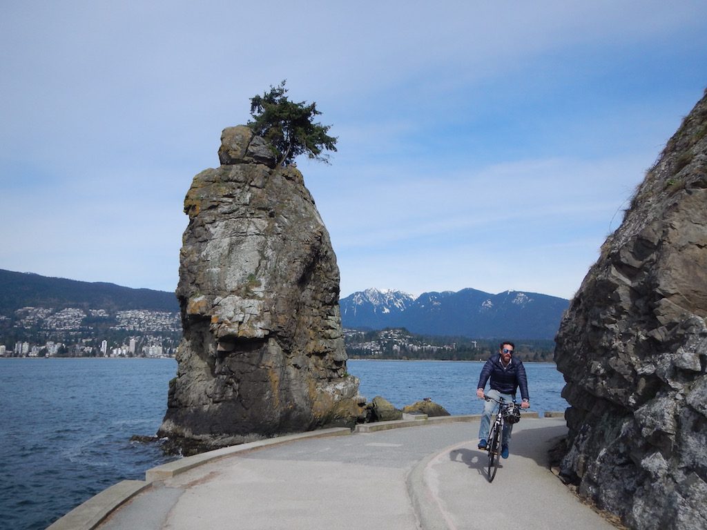 Vélo dans le Stanley Park, à Vancouver. Photo: Anne Pélouas