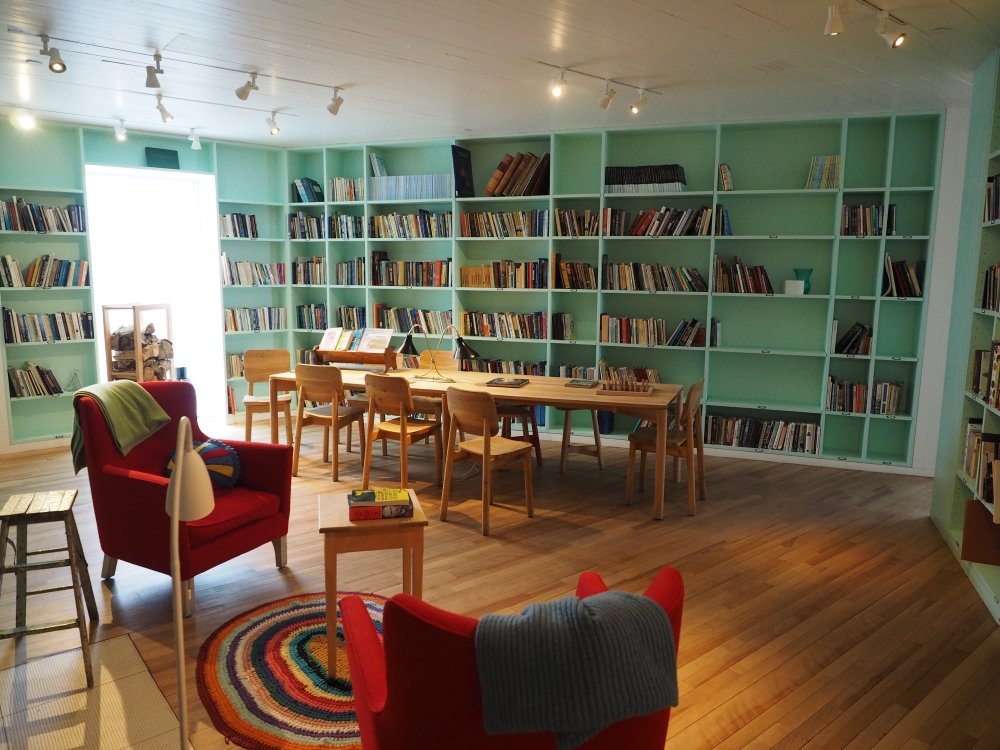 La bibliothèque du Fogo Island Inn. Photo: Maxime Johnson