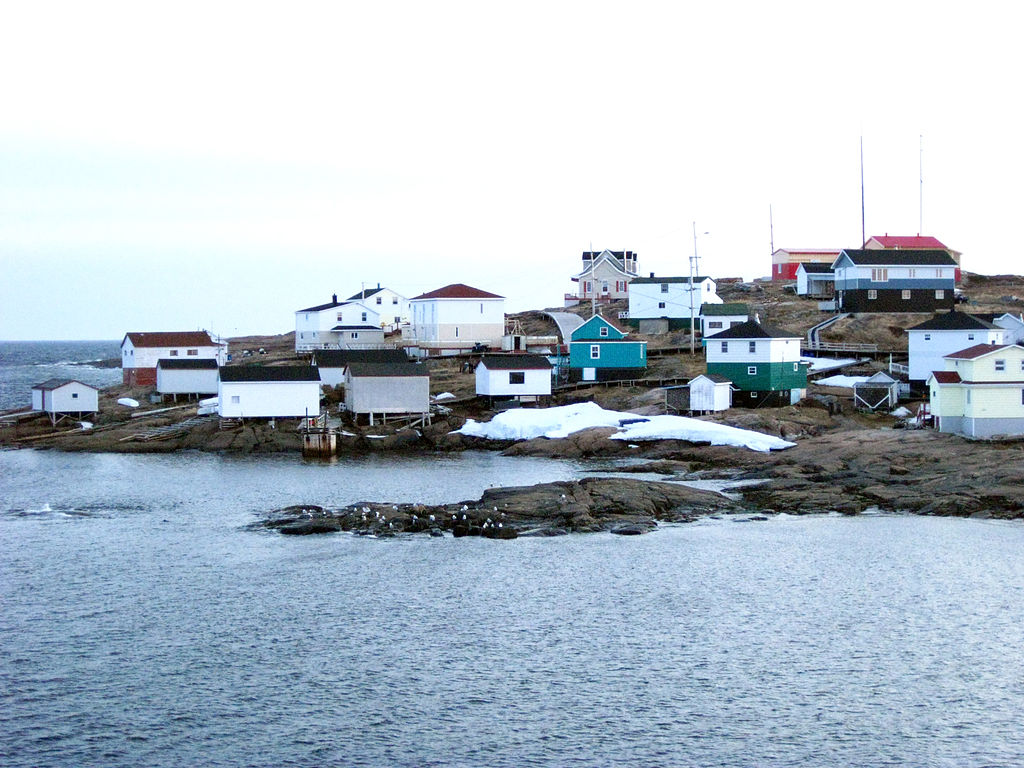 Harrington Harbour, photo prise du Nordik Express. Wikimedia Commons.