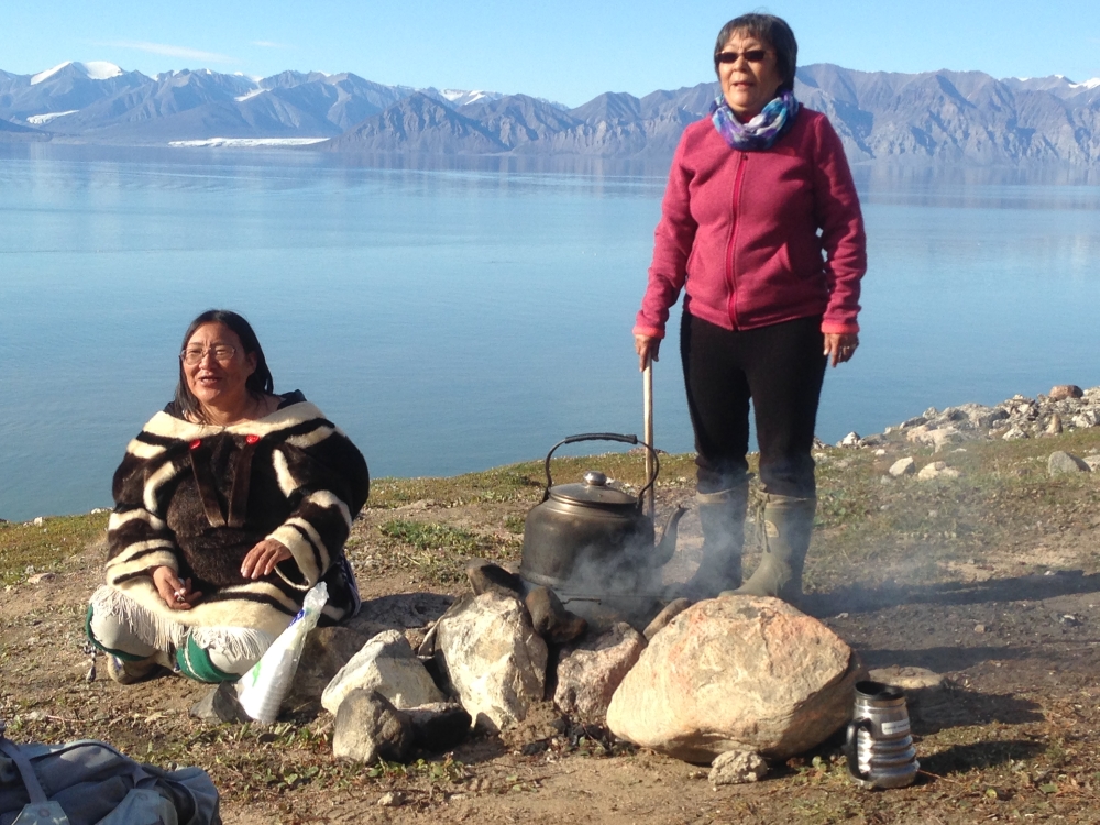 Deux femmes préparent le thé à Pond-Inlet. Photo: Véronique Leduc.