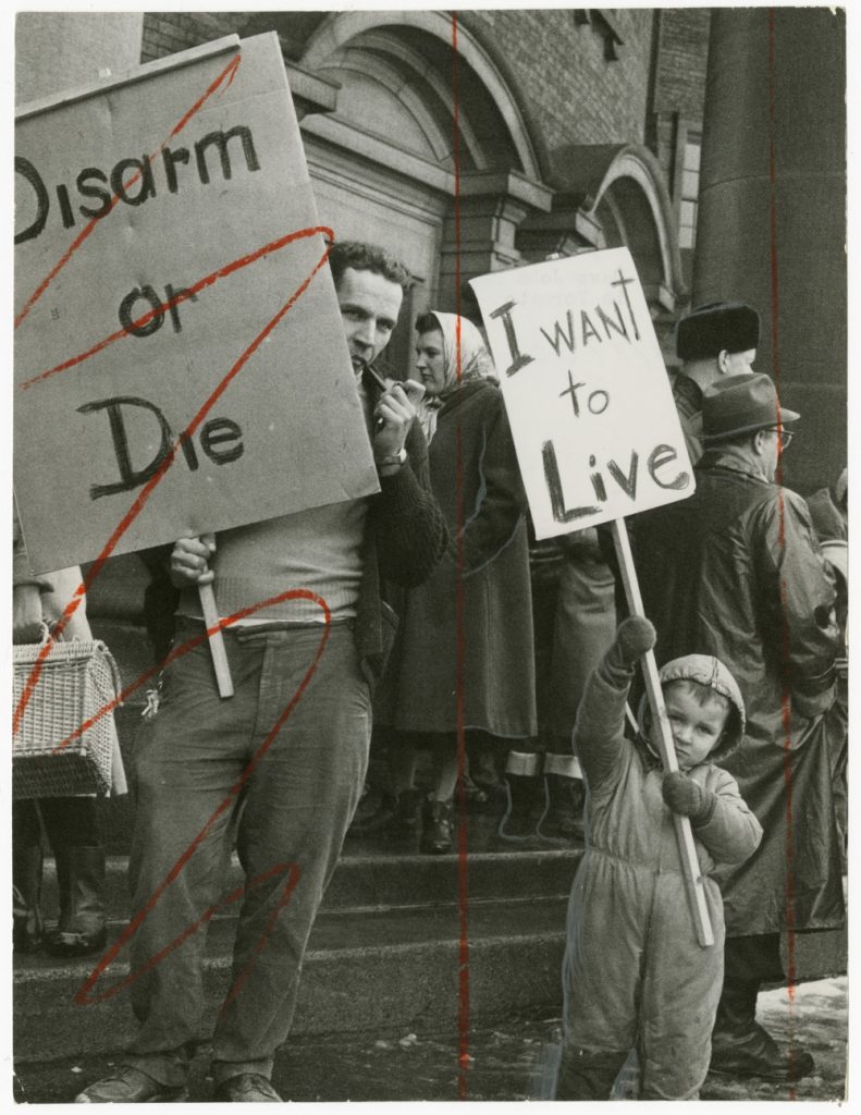 Photographe inconnu. Dave John Bryant et son fils manifestent pour la paix à Toronto. 1961. Don du journal Globe and Mail à l’Institut canadien de la photographie du Musée des beaux-arts du Canada. 