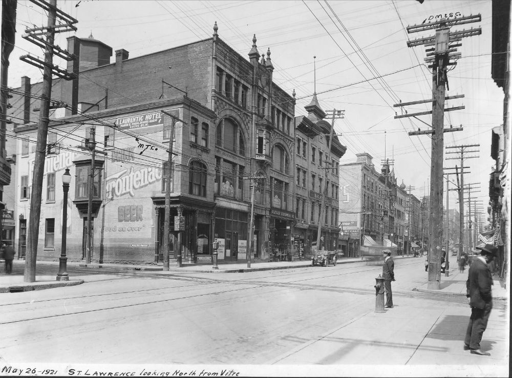 L’édifice Robillard en 1921 L’édifice Robillard qui a disparu dans un incendie en novembre 2016 a accueilli la première projection cinématographique en 1896. Photo : Archives de la Ville de Montréal.