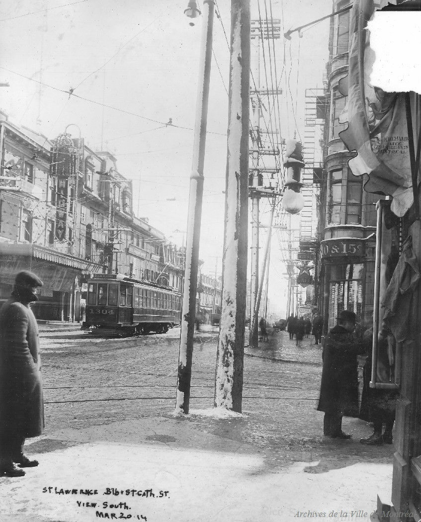 Cinéma le Midway en 1914 Photographie du boulevard Saint-Laurent vers le sud, au coin de la rue Sainte-Catherine. À gauche, on y aperçoit l’enseigne du cinéma Midway. Photo : Archives de la Ville de Montréal