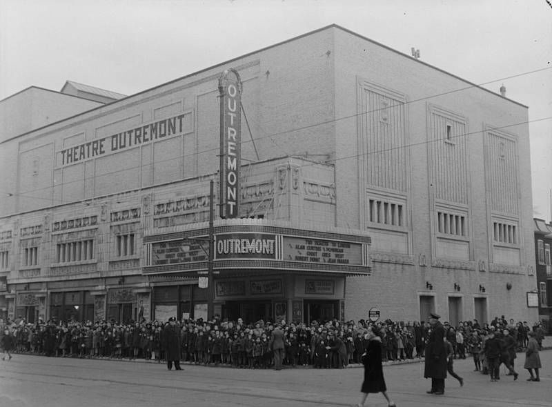 Théâtre Outremont en 1943 Des jeunes font la file pour voir les films Two Tickets to London et Ghost Goes West au théâtre Outremont sur la Bernard Ouest Photo : Conrad Poirier, BanQ