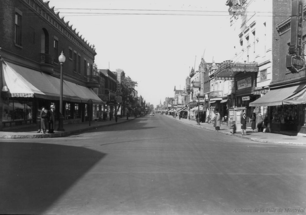 Le Plaza Theatre en 1937. Photographie de la rue Saint-Hubert en direction nord, à partir de la rue Beaubien. On y voit le Plaza Theatre sur la droite. Photo : Archives de la Ville de Montréal