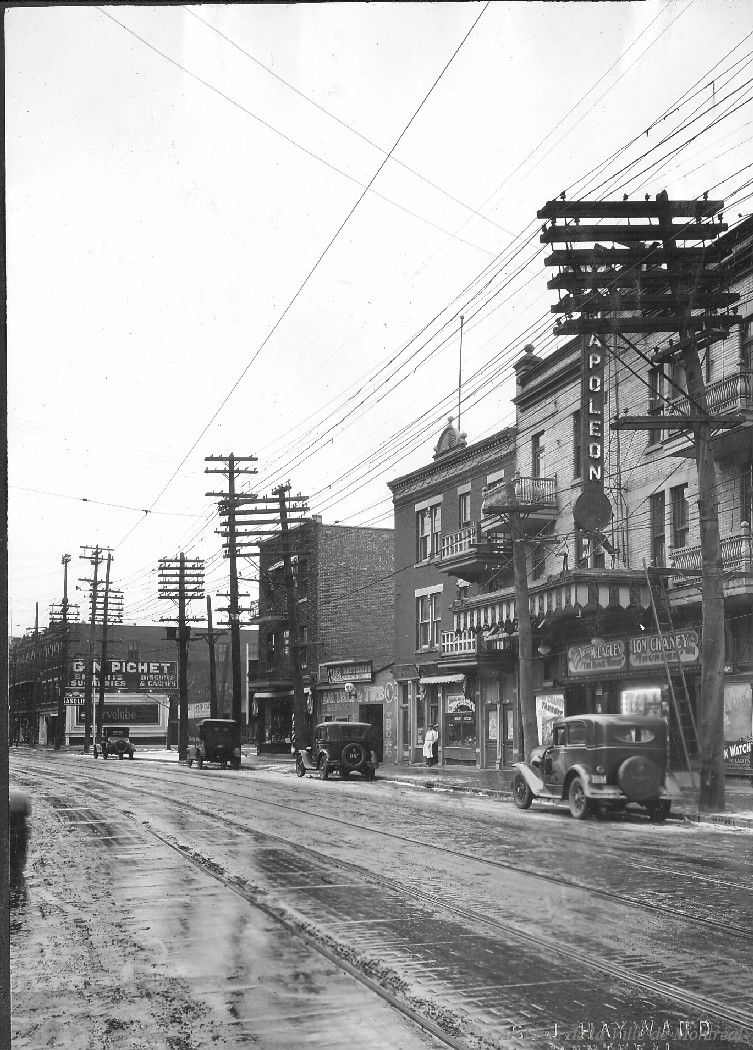 Cinéma Napoléon en 1929 Photographie de la rue Ontario, regardant vers l'est à partir de la rue d'Orléans sur laquelle on peut voir le cinéma Napoléon présentant les films The Black Watch et Thunder. Photo : Archives de la Ville de Montréal
