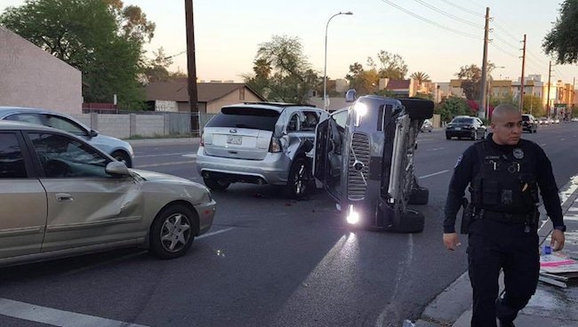 Accident d'une Volvo autonome d'Uber. Photo: Twitter frenchweb