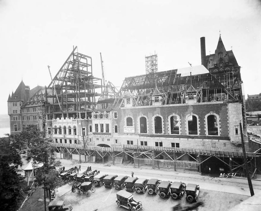 Travaux de construction de l'aile Saint-Louis du Château Frontenac, 20 juillet 1921. Photo: Archives de la Ville de Québec, N017190