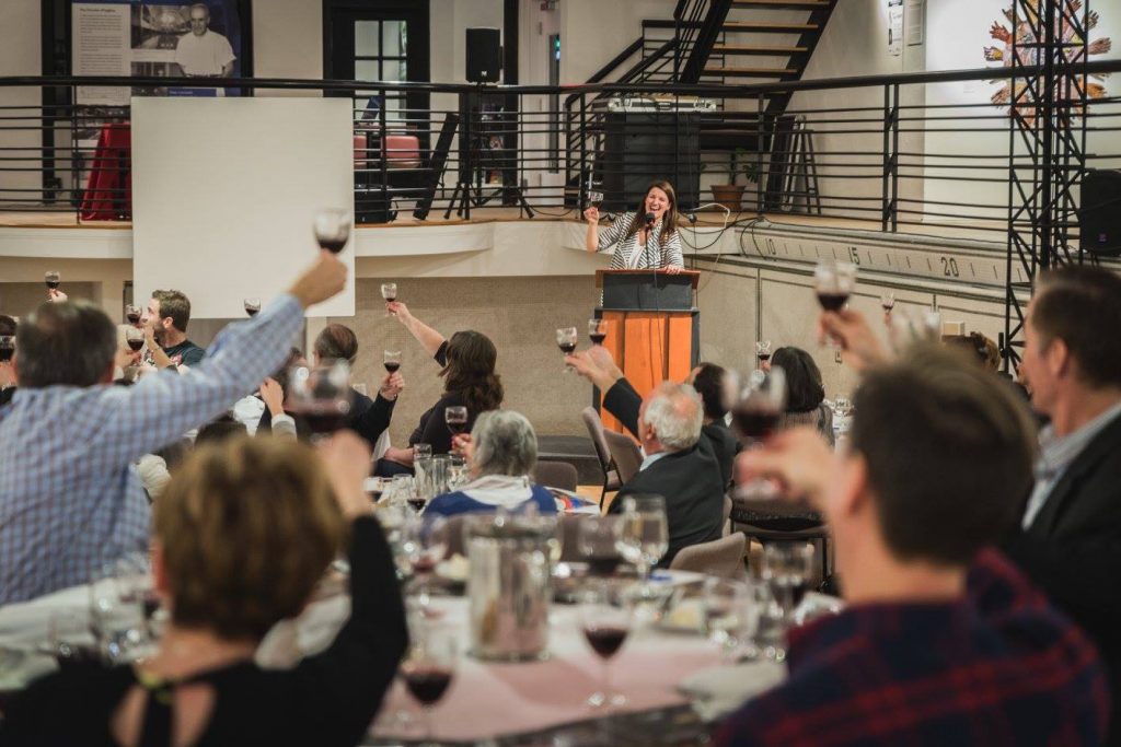 Photo: Maxence Mounier La sommelière Jessica Harnois lève son verre avec les participants au RDV Avenues Dégustation, mars 2016