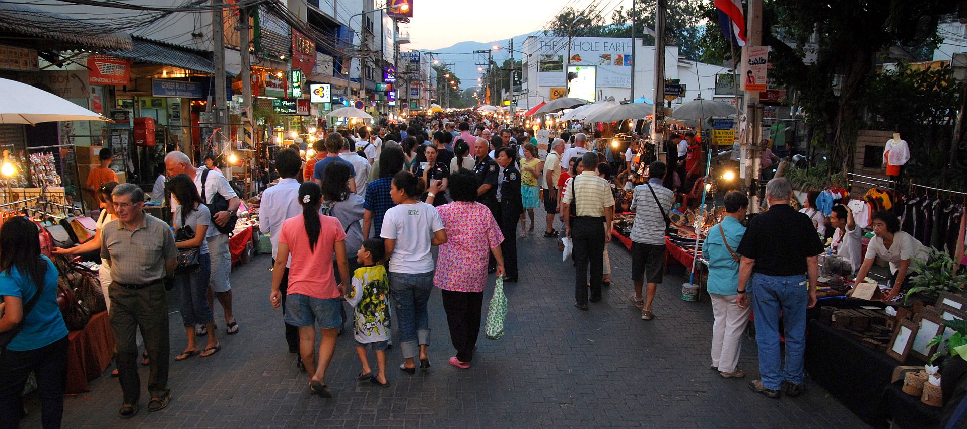 Promenade nocture à Chiang Mai en Thaïlande, classée une des meilleures villes au monde à visiter. Photo: Wikimedia Commons