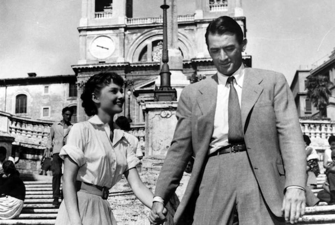 Audrey Hepburn, Roman Holiday et Gregory Peck dans Roman Holiday. Tourné en 1953, il fut le tout premier film d'Audrey Hepburn. Le regard du cinéaste sur Rome est magnifique.