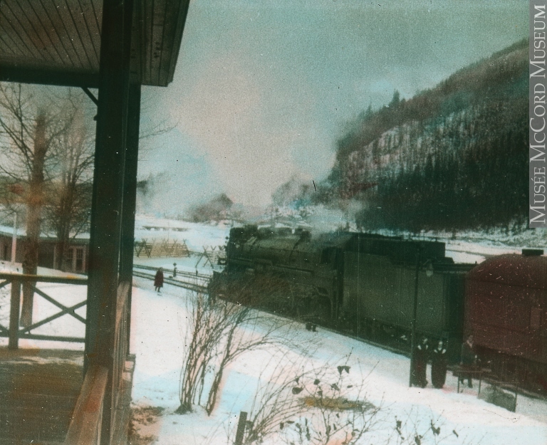 Locomotive à la gare, Laurentides (?), vers 1930. Photo: Don de Mr. Stanley G. Triggs, © Musée McCord