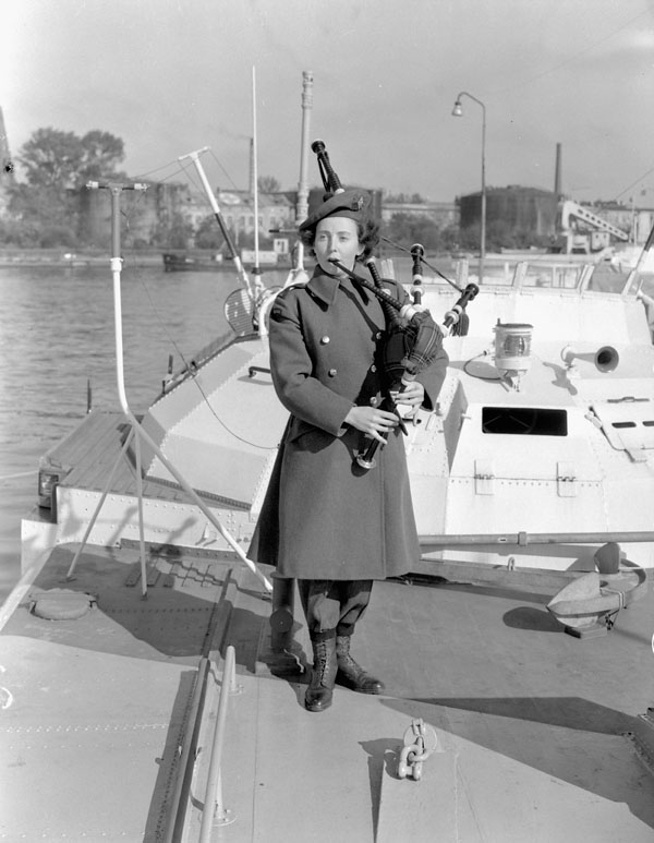 Photo: Lieutenant Barney J. Gloster. Bibliothèque et Archives Canada