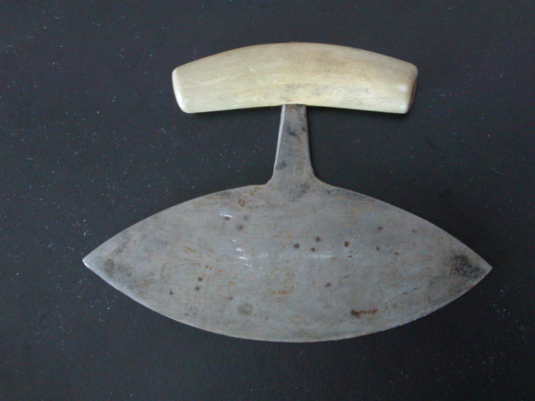 Le ulu est un couteau traditionnel réservé aux femmes dans les traditions inuites Photo: Wikimedia commons
