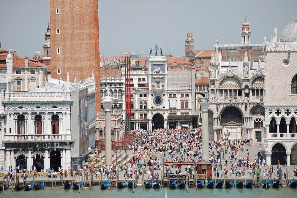 Architecture, gondoles et... touristes! Place Saint-Marc, Venise. Photo: Stacy, Flickr