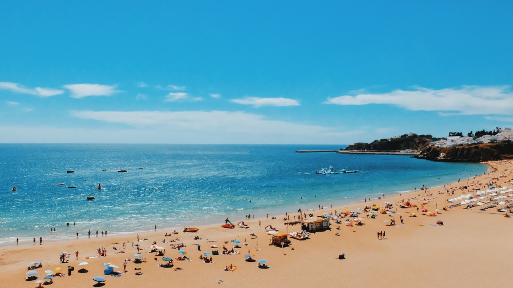 Albufeira, la plus grande station balnéaire bordant le littoral de l'Algarve. Photo: Dahee Son, Unsplash
