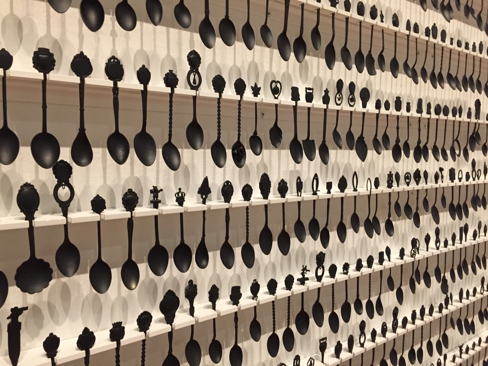 Avec ses 2 000 cuillères noires accrochées au mur, l’œuvre Souvenirs de Chantal Gibson remet en question de façon poétique l’uniformisation du discours sur la contribution des Noirs à l’histoire de notre pays. Photo: Claude Deschênes