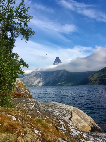 Vue imprenable sur Stetind, montagne mythique de Norvège. Photo: Anne Pélouas