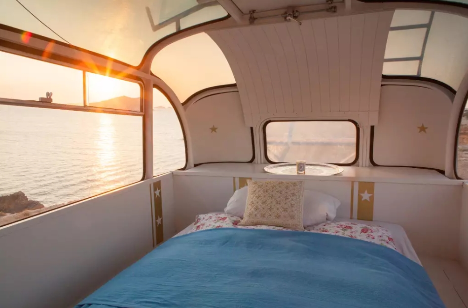 Dormir dans un autobus transformé en logement est chose possible avec Airbnb. Photo: airbnb.fr