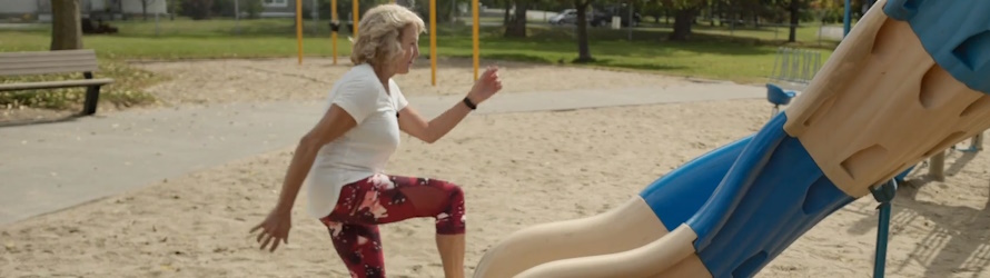 En vidéo: marche et exercices dans un parc pour les 50 ans et plus